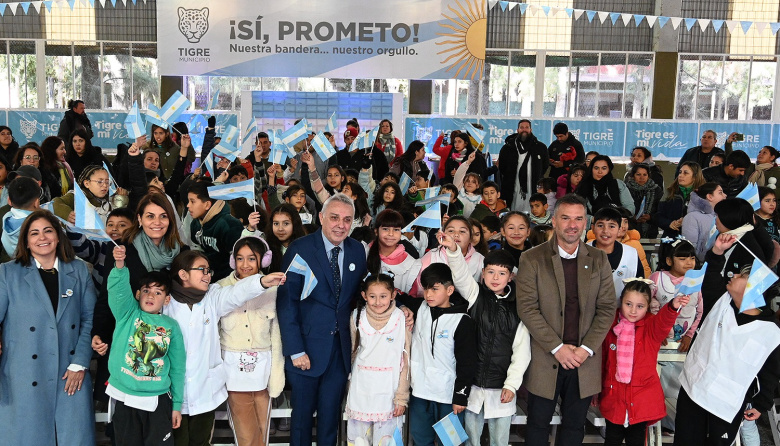 Con la participación de más de 100 alumnos y alumnas de escuelas isleñas, Julio Zamora acompañó el acto de Promesa de Lealtad a la Bandera Nacional