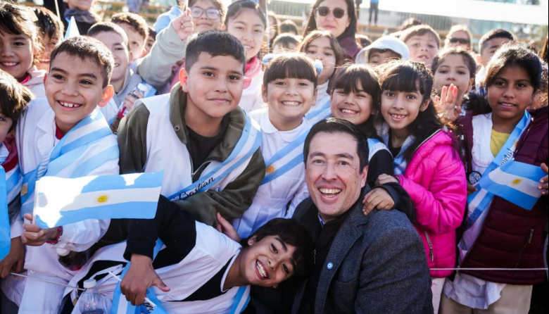Leo Nardini acompañó a más de 4.500 estudiantes en la Promesa de Lealtad a la Bandera