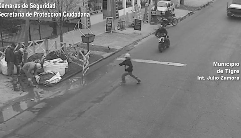 Imágenes sensibles de una imprudencia peatonal que casi termina en tragedia
