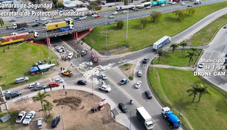 Distracción en un puente casi termina en tragedia: un camión perdió el control sobre la autopista y colisionó contra el guardarrail