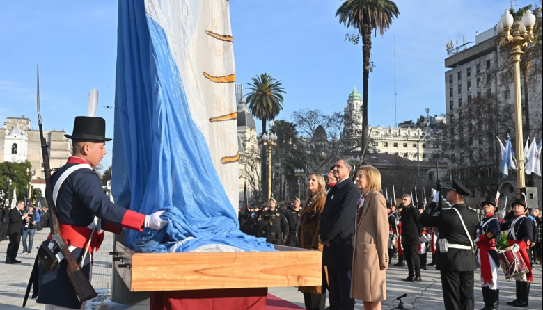 Día de la Independencia: Jorge Macri encabezó el izamiento de la bandera en la Plaza de Mayo