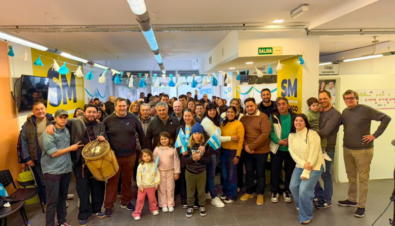 Santiago Medrano encabezó un desayuno patrio junto a vecinos y dirigentes de San Martín
