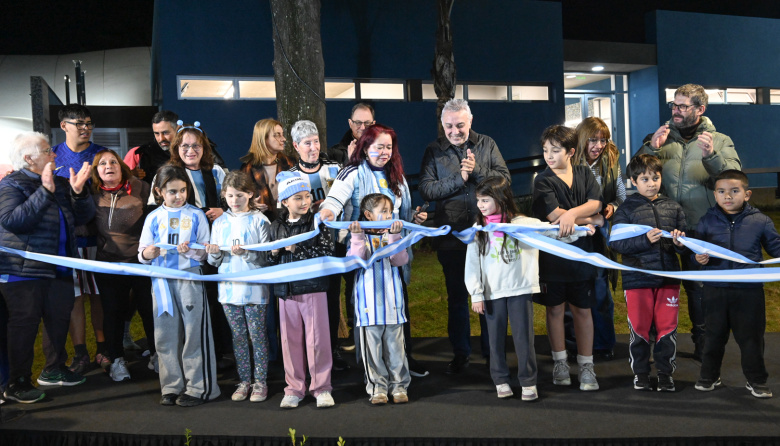 En el Talar, Julio Zamora inauguró los nuevos vestuarios del natatorio del Polideportivo Delfo Cabrera
