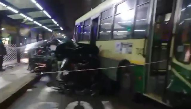Palermo: un auto quedó destruido tras chocar contra un colectivo del Metrobús y dos mujeres resultaron heridas