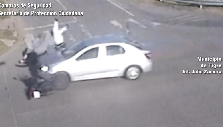 Fuerte impacto entre una moto y un auto en Benavídez: rápida asistencia del COT