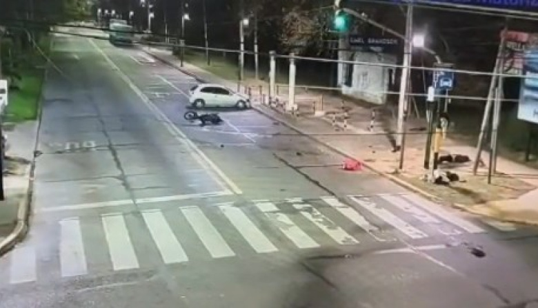 San Justo: una pareja de repartidores fue embestida por un auto tras una peligrosa maniobra y sufrió graves heridas