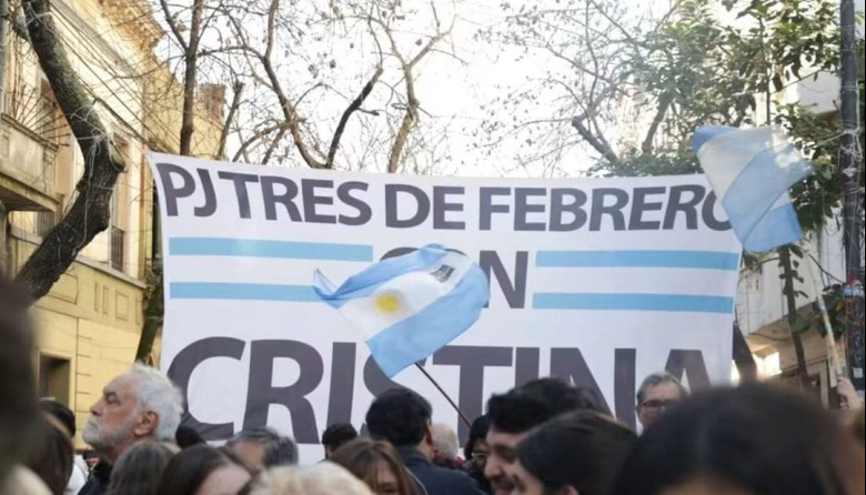 Dirigentes del PJ de Tres de Febrero participaron de una jornada de apoyo a Cristina Kirchner frente a su domicilio