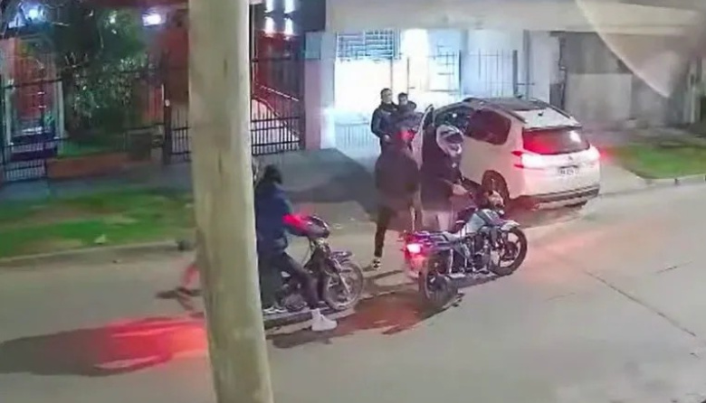 “Pegale un tiro”: le robaron la camioneta cuando estaba con su hijo de cuatro años en Morón