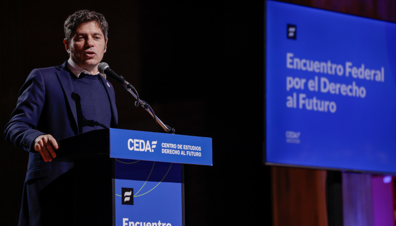Kicillof busca darle forma a una propuesta nacional y volvió a confrontar con Milei