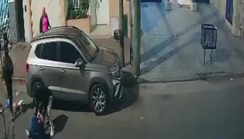 Lanús: delincuentes menores de edad golpearon a un padre y apuntaron a su hijo de 8 años para robarles