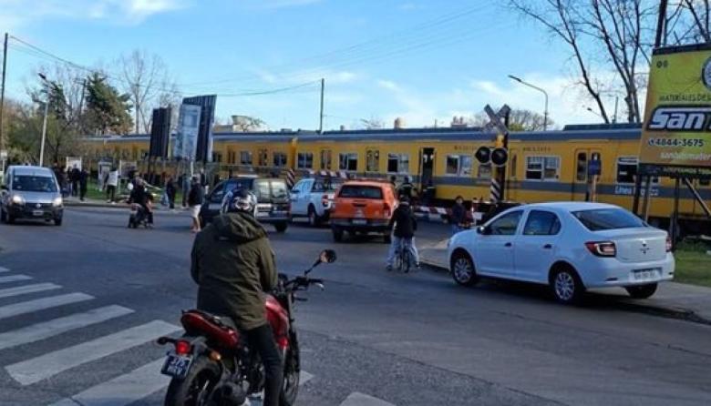Cruzó con la barrera baja y terminó embestido por el tren Urquiza en Villa Bosch