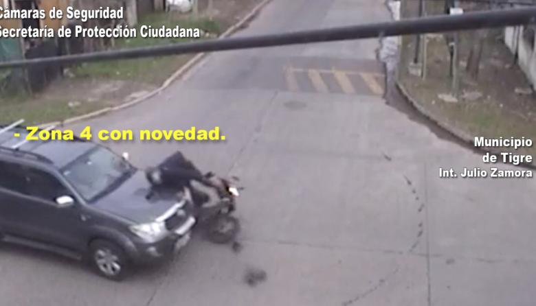 Las cámaras del COT registraron un siniestro vial entre una moto y una camioneta