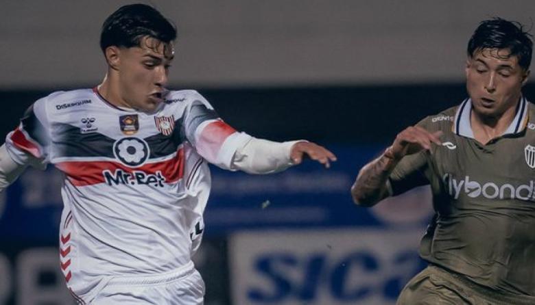 Chacarita cambió de técnico, pero no cambió nada: perdió 2-0 ante Estudiantes y sigue sin respuestas