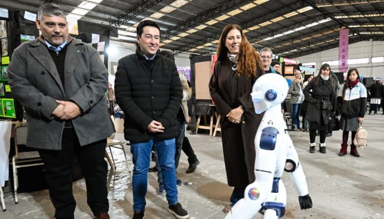 Nardini visitó la 30ª Feria Regional de Educación, Artes, Ciencias y Tecnología con sede en Malvinas Argentinas