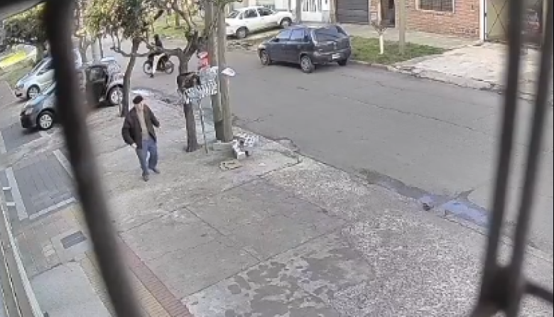 Brutal asalto en Lanús: tiraron del auto a una jubilada de 84 años y le fracturaron la cadera