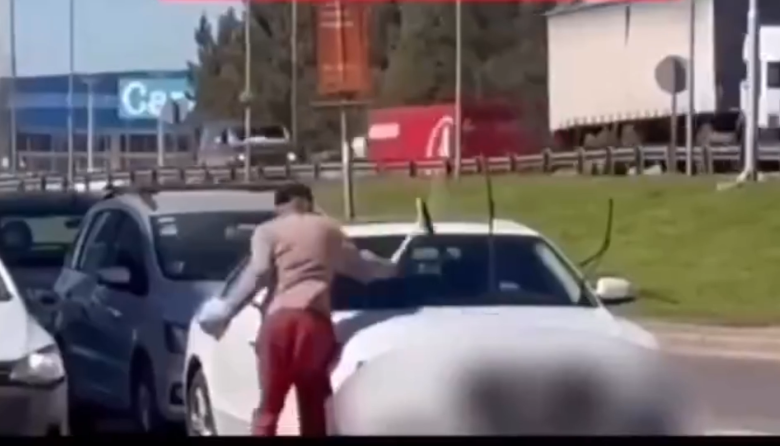 Limpiavidrios atacaron varios autos frente al TOM y terminaron detenido