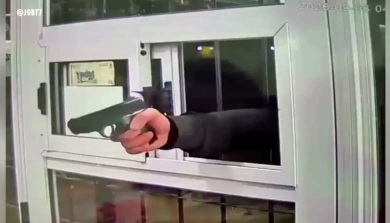Entró armado a un kiosco de Virrey del Pino y apuntó a la empleada para robarle