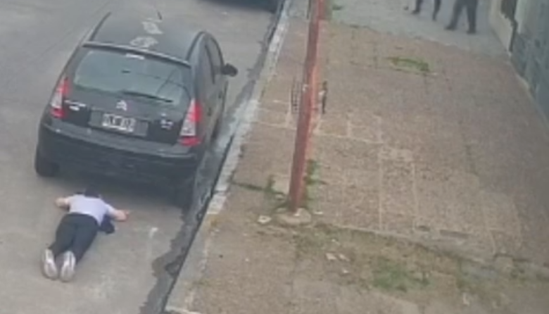 Terror en La Matanza: motochorros atacaron a un vecino y una chica se tiró al piso por miedo
