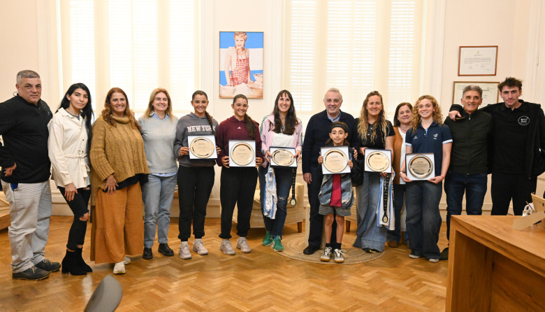 Julio Zamora recibió a deportistas de Tigre y reafirmó el compromiso del Municipio con el desarrollo de competidores locales