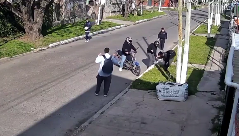 Motochorros asaltaron a cuatro jóvenes que volvían de una escuela especial en González Catán