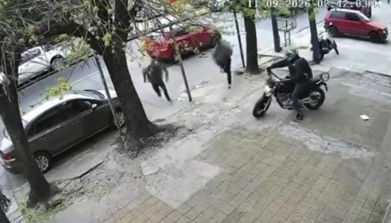 San Justo: lo siguieron desde el banco, esperaron que frenara en un semáforo y le destrozaron el auto para robarle