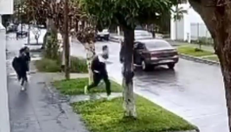 Salió de la escuela, lo persiguieron para robarle y un policía apareció justo a tiempo en Villa Bosch