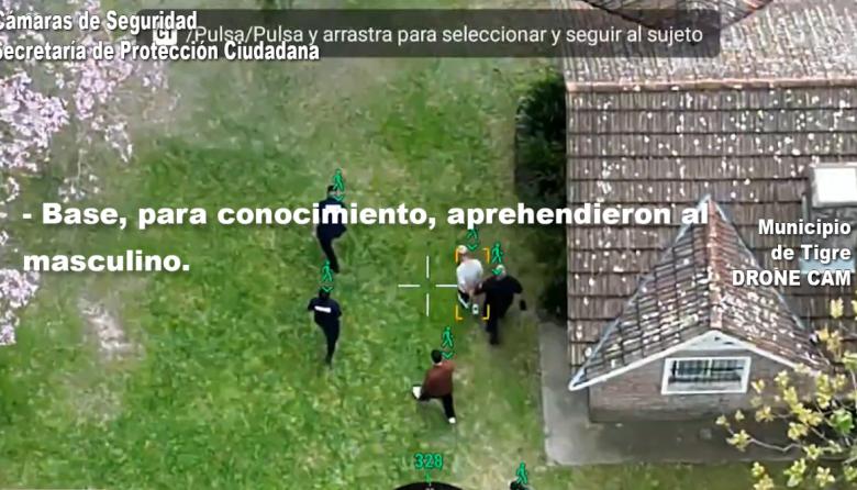 El miedo a las alturas paralizó al ladrón: ingresó a un domicilio para robar pero al intentar escapar quedó atrapado en un árbol 