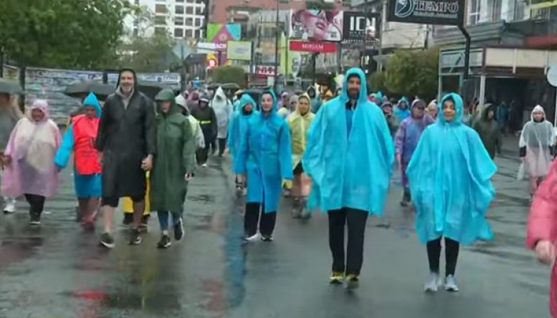 Bajo la lluvia, miles de fieles peregrinan a Luján: recorrido, horarios y operativo