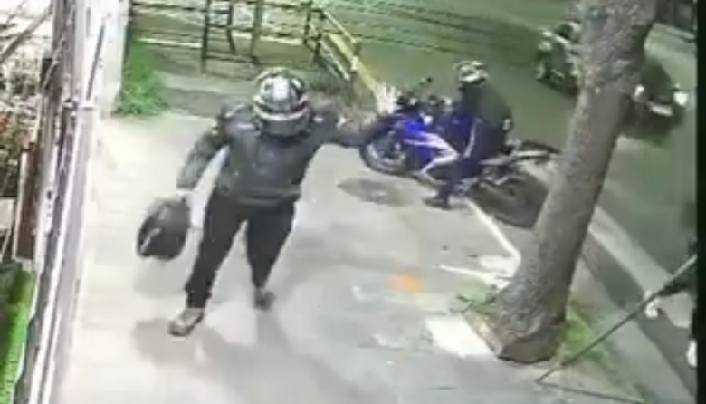Llegó en moto y lo rodearon para robársela en San Andrés: el ataque quedó filmado