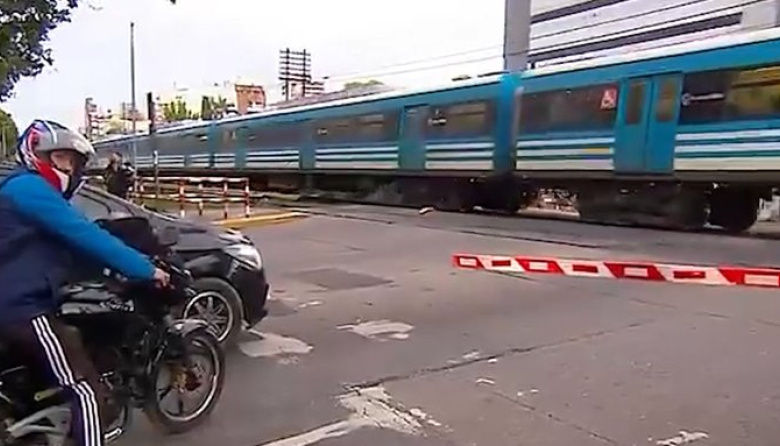 Falla en el tren Sarmiento: seis barreras quedaron bajas y hay demoras y caos de tránsito