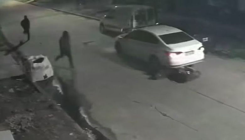 A los tiros en Quilmes: balearon a un remisero para robarle el auto y escapó embistiendo la moto de los delincuentes