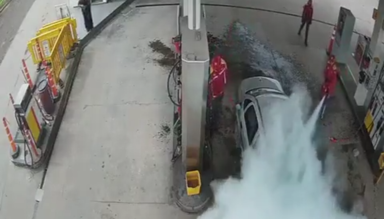 Playeros evitaron una tragedia en Merlo: roció con combustible un auto e intentó prender fuego un surtidor