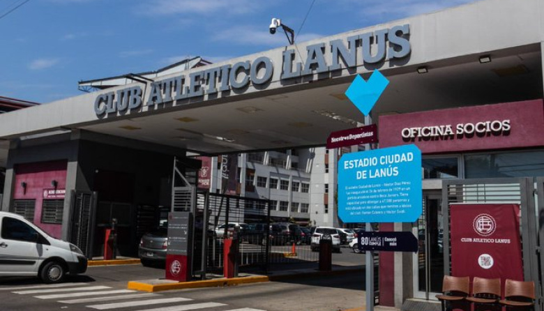 Un arco cayó sobre un nene de 12 años en el Club Lanús: está grave e investigan las condiciones de seguridad