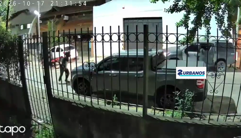 Cuatro motochorros quisieron robarle la camioneta en Bernal: escapó, chocó y le dispararon