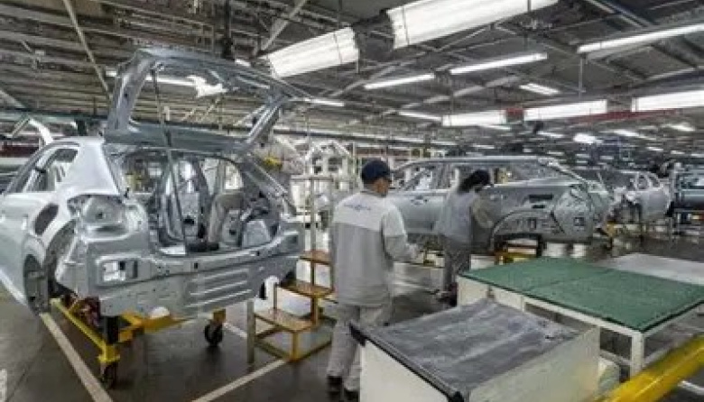 Stellantis paralizó la producción en El Palomar y la planta permanecerá sin actividad hasta enero