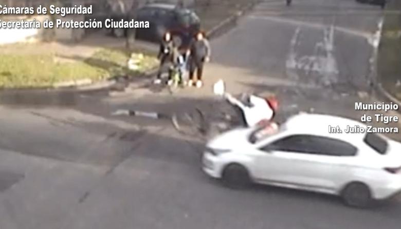 Un ciclista fue embestido violentamente por un automóvil en Don Torcuato: se encuentra fuera de peligro