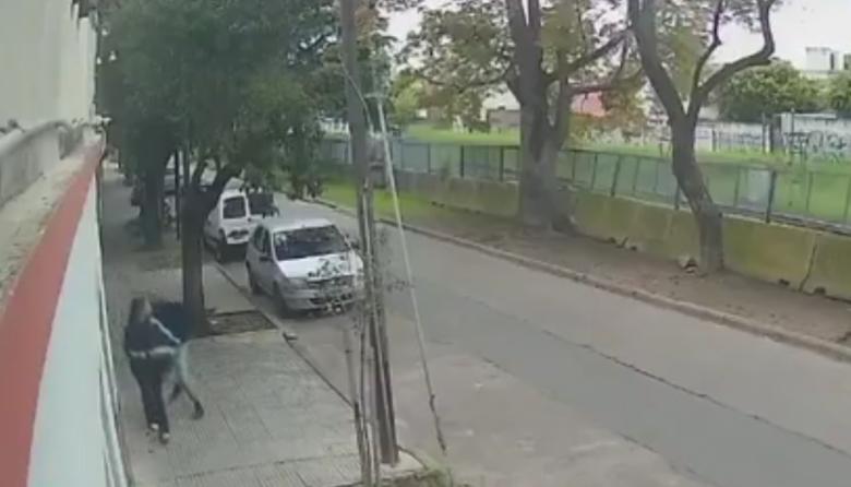 Salvaje ataque en Villa Lugano: golpeó por la espalda a una mujer que caminaba por la calle y terminó detenido