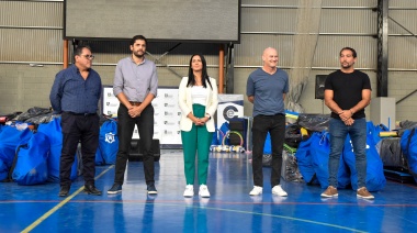 Noe Correa participó de la entrega de material deportivo para escuelas de Malvinas Argentinas