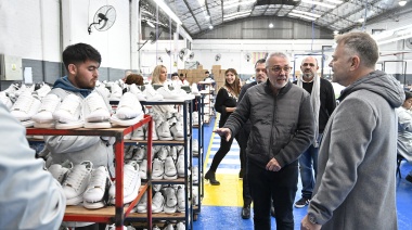 Julio Zamora recorrió la planta productiva de la empresa de calzado infantil Grupo Addnice