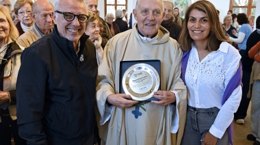 Julio Zamora estuvo presente en el 50° aniversario de la ordenación sacerdotal del párroco Roberto Barón