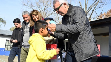 Julio Zamora realizó una nueva entrega de anteojos del programa "Para Verte Mejor"