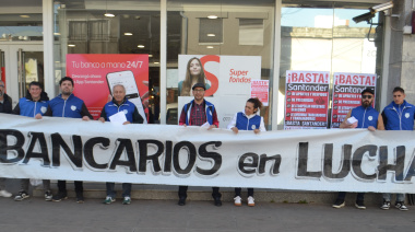 Protesta de La Bancaria San Martin contra el Banco Santander por despidos en todo el país