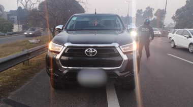 Iba en una Hilux robada, el anillo Digital lo detectó y fue detenido por la Policía de la Ciudad