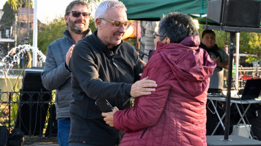 En la plaza de El Talar, Julio Zamora acompañó una nueva edición de la feria de la ONG Manos Solidarias