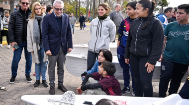 Julio Zamora encabezó la entrega de nuevos botes que potencian el desarrollo de la Escuela Municipal de Remo de Tigre