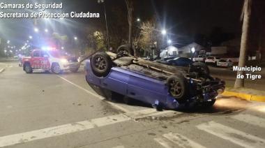 Manejaba a alta velocidad, perdió el control del vehículo y volcó: el conductor se encuentra fuera de peligro