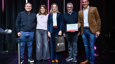 Julio Zamora encabezó la entrega de un reconocimiento a la Fundación Bethel Abraza debido a su labor dentro de la comunidad