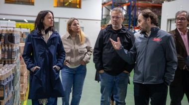 Valenzuela visitó una importante planta industrial en Vicente López junto a referentes locales