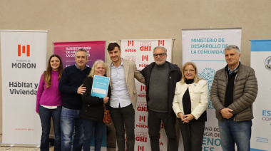 Ghi y Larroque entregaron más de 100 escrituras de viviendas en Morón