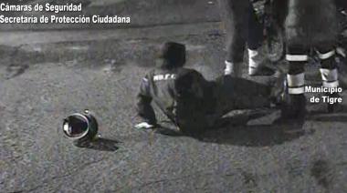 Un descuido casi termina en tragedia: las cámaras del COT captaron el choque de una moto contra la puerta de un vehículo estacionado